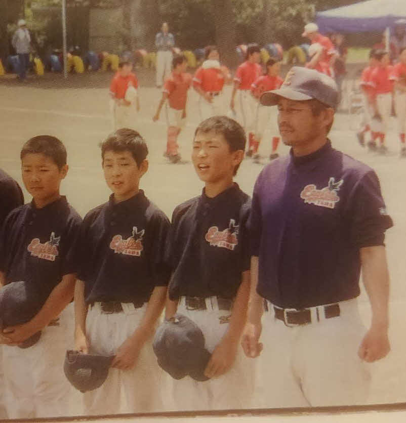 少年野球チーム「イーグルス座間」時代の巨人大江（左から2人目）と監督を務めた父広志さん（右）