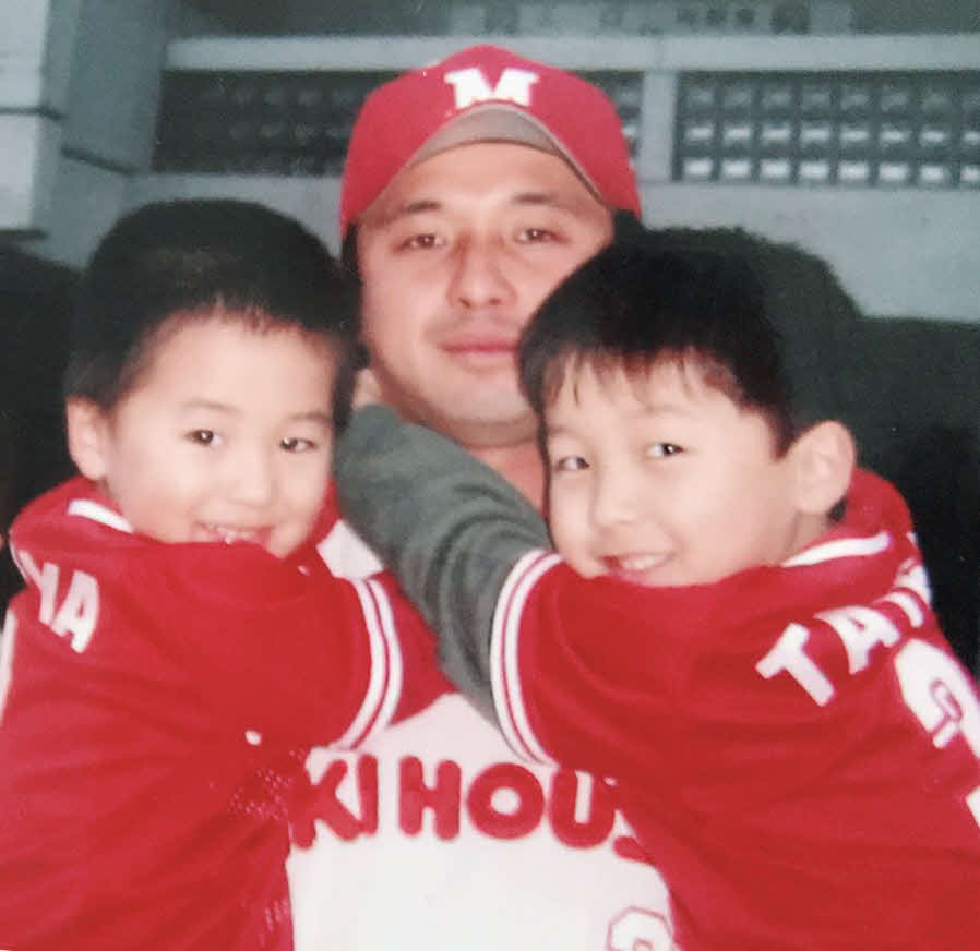 父洋行さんに抱きつく当時5歳の楽天黒川（左）と同7歳の兄大雅さん（本人提供）