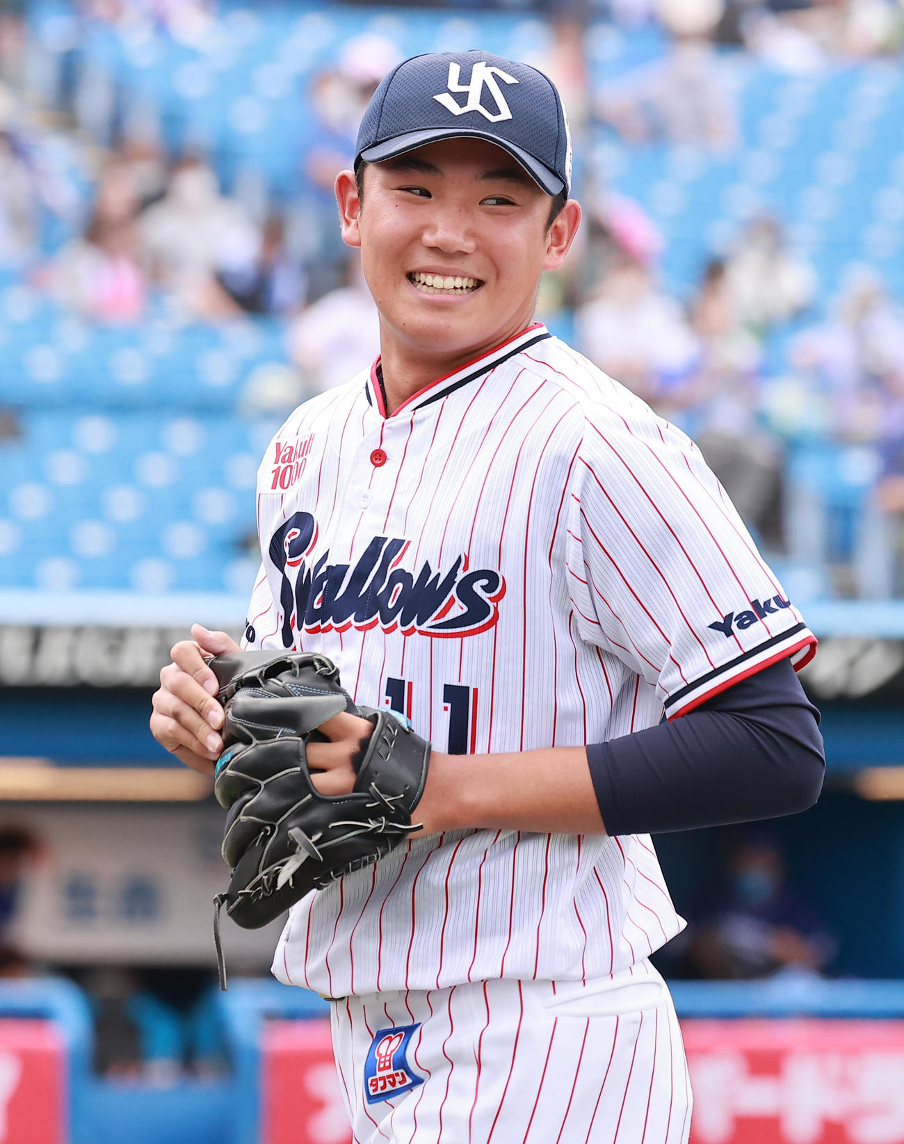 ヤクルト対中日　7回表を投げ終え笑顔でベンチに戻るヤクルト奥川（撮影・野上伸悟）