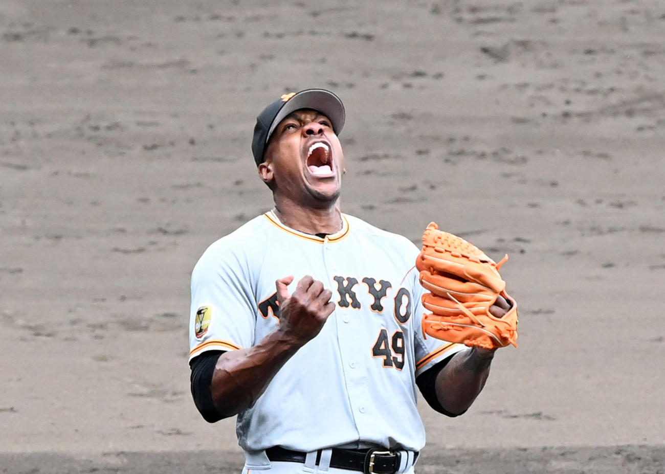阪神対巨人　9回、近本を空振りの三振に打ち取り試合終了、ほえるビエイラ（撮影・前岡正明）