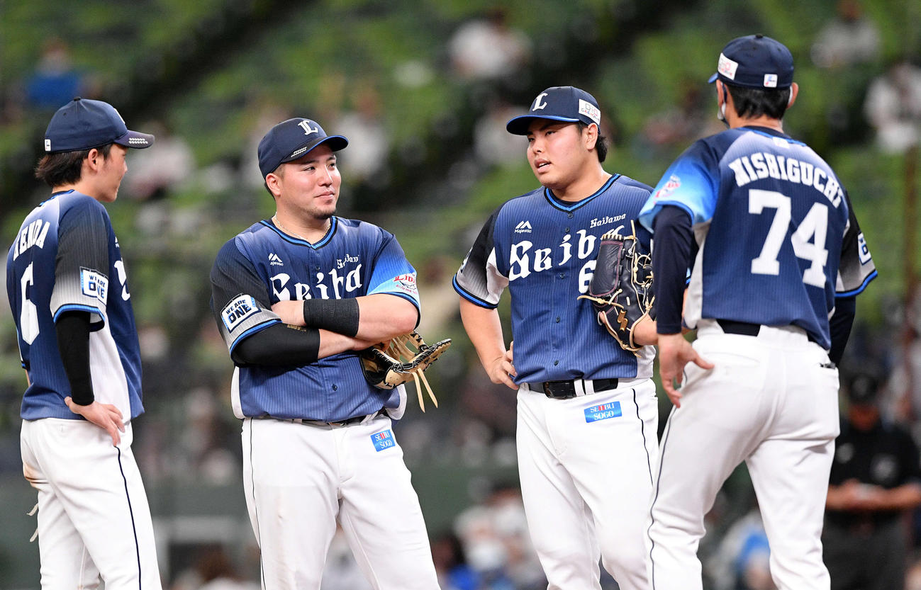 8回表ロッテ2死満塁、押し出し四球で同点に追いつかれマウンドの平良（左から3人目）のもとに集まるナイン（撮影・滝沢徹郎）