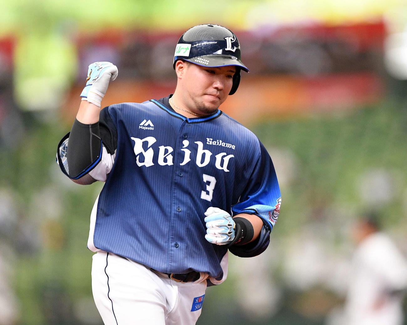 西武対ロッテ　6回裏西武2死一塁、山川は同点の右越え2点本塁打を放ちガッツポーズする（撮影・滝沢徹郎）