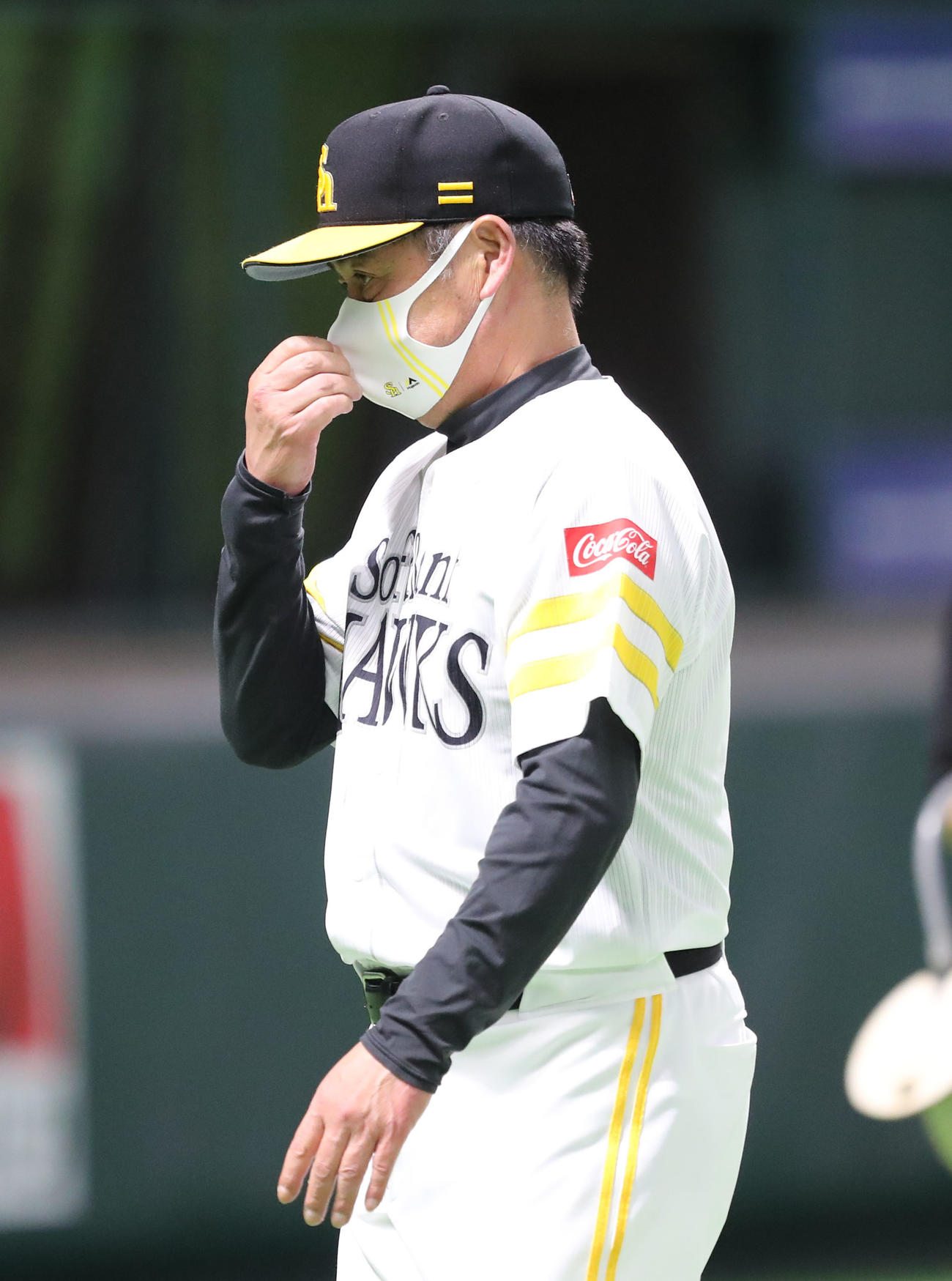 ソフトバンク対日本ハム　イニングの合間に審判に選手交代を告げた工藤公康監督（撮影・梅根麻紀）