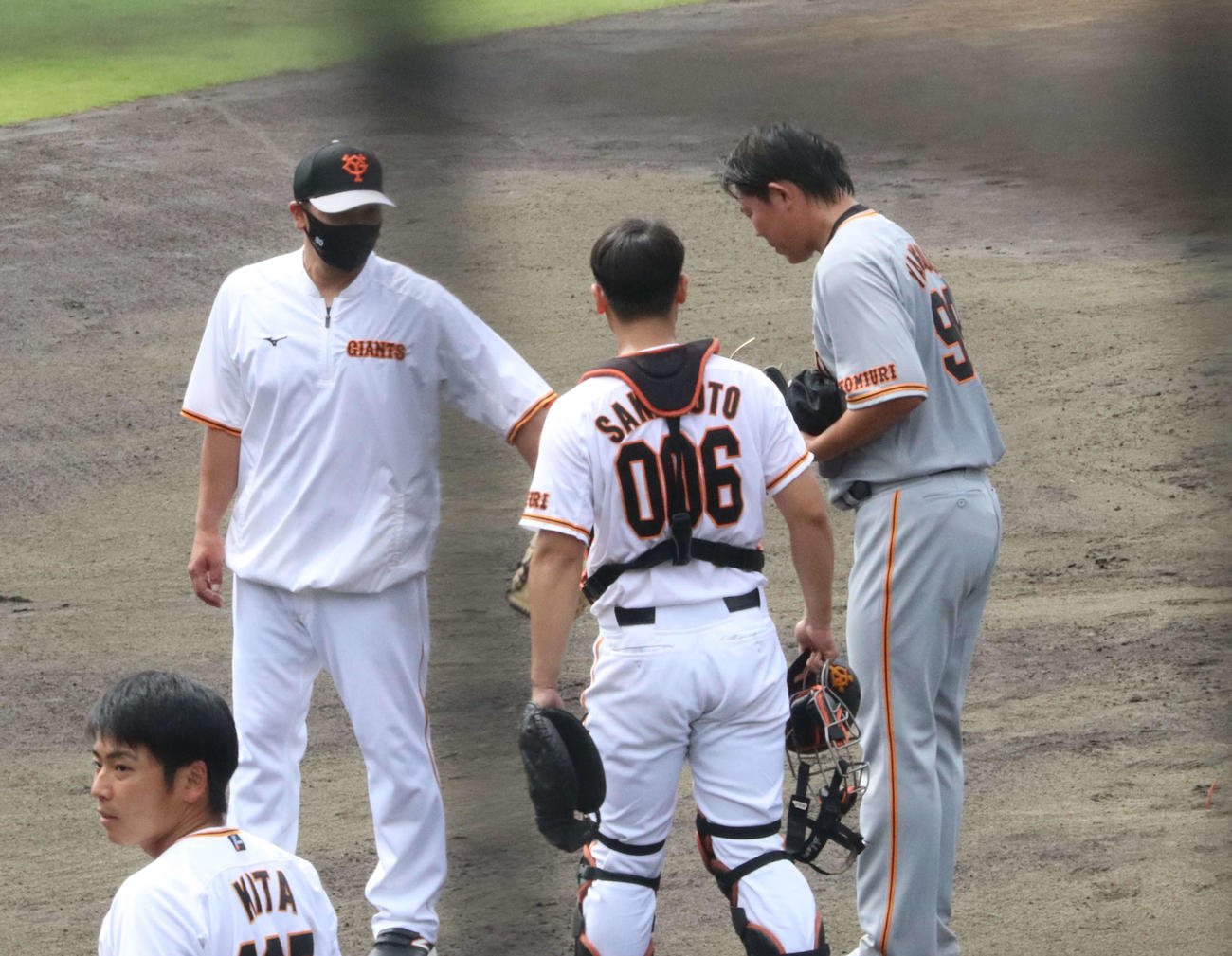 古巣巨人復帰後、ファームの練習に初合流し、シート打撃後に阿部2軍監督とグータッチする山口（撮影・小早川宗一郎）