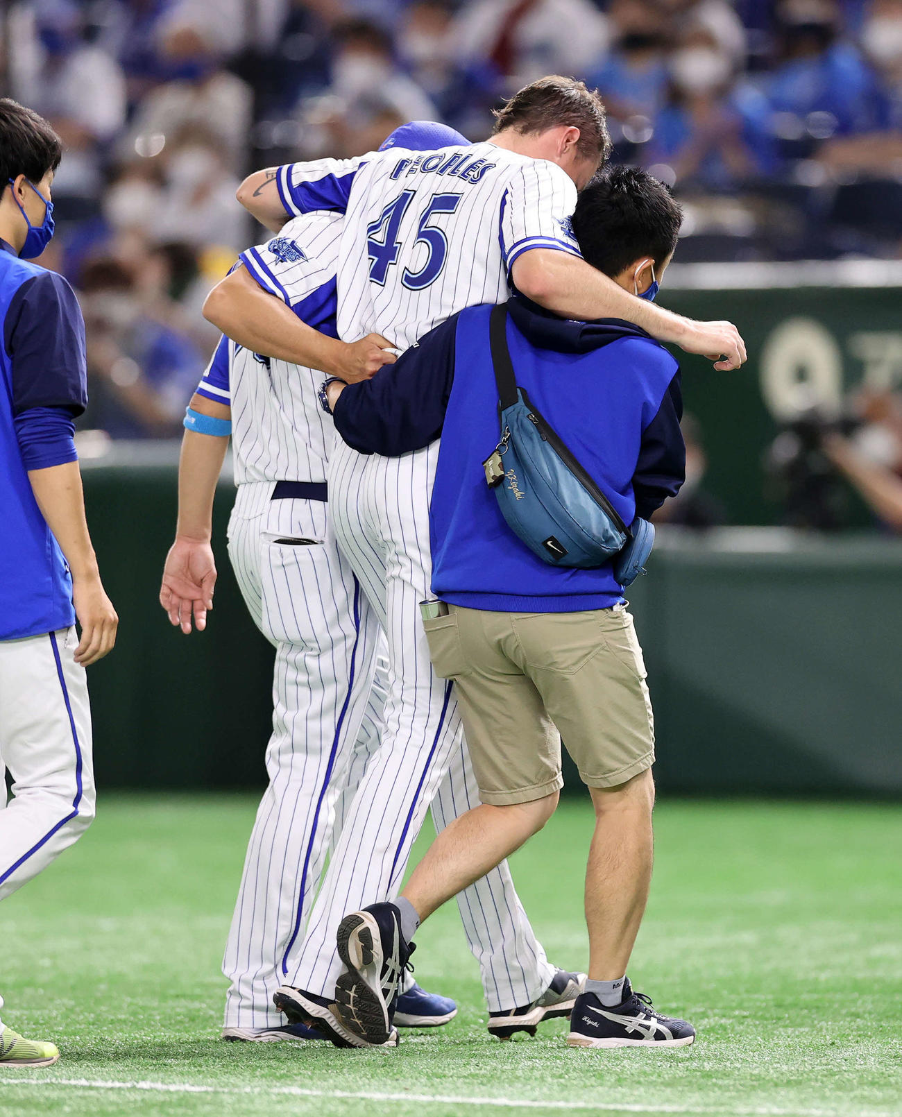 DeNA対広島　3回表広島無死一、三塁、林に第1球を投げた時、突然倒れたDeNAピープルズはベンチに引き揚げる（2021年6月19日撮影）