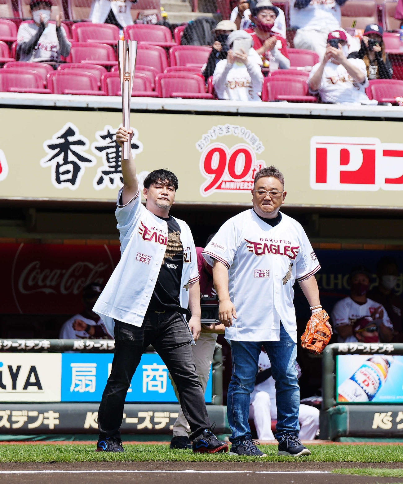 楽天対オリックス　始球式に臨むサンドウィッチマンの伊達みきお（右）と富沢たけし（撮影・江口和貴）