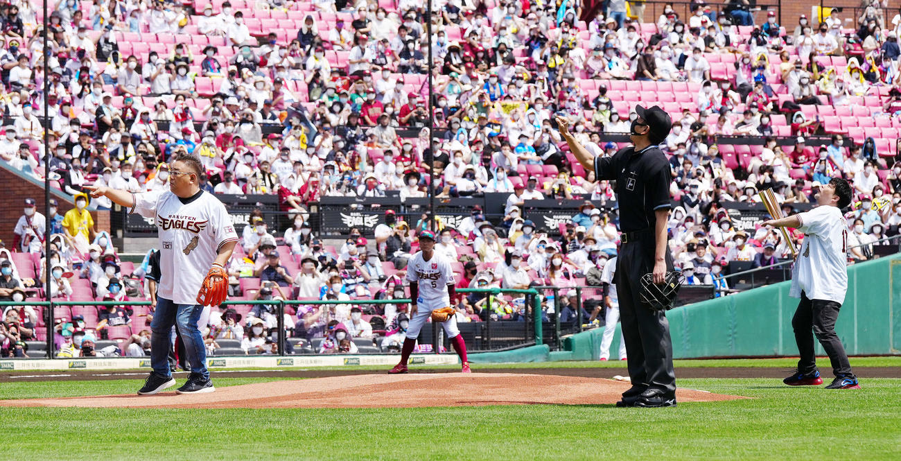 楽天対オリックス　始球式でオリックス福田に打たれたサンドウィッチマンの伊達みきお（左）。右は富沢たけし（撮影・江口和貴）