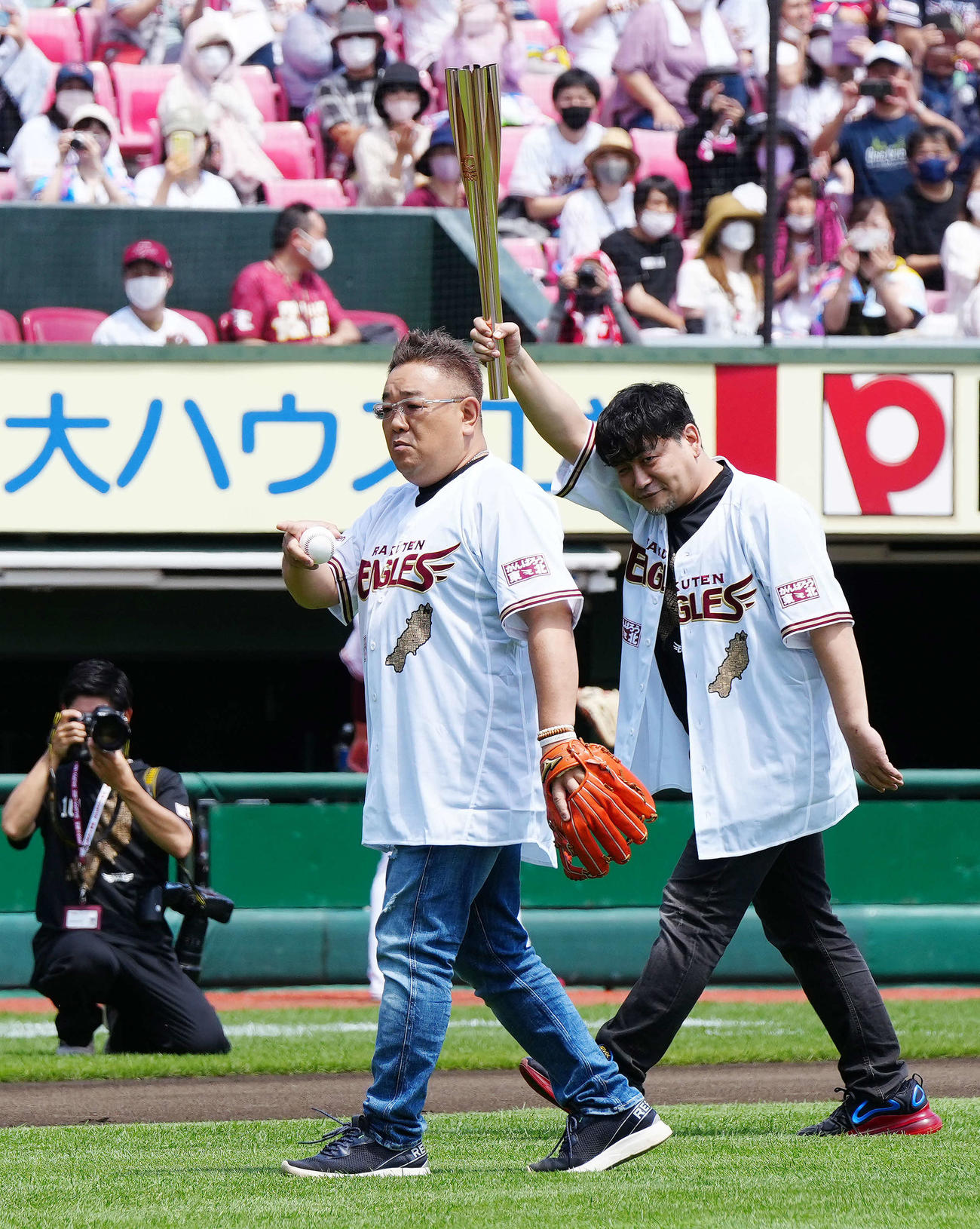 楽天対オリックス　始球式でオリックス福田を指さすサンドウィッチマンの伊達みきお（左）。右は富澤たけし（撮影・江口和貴）