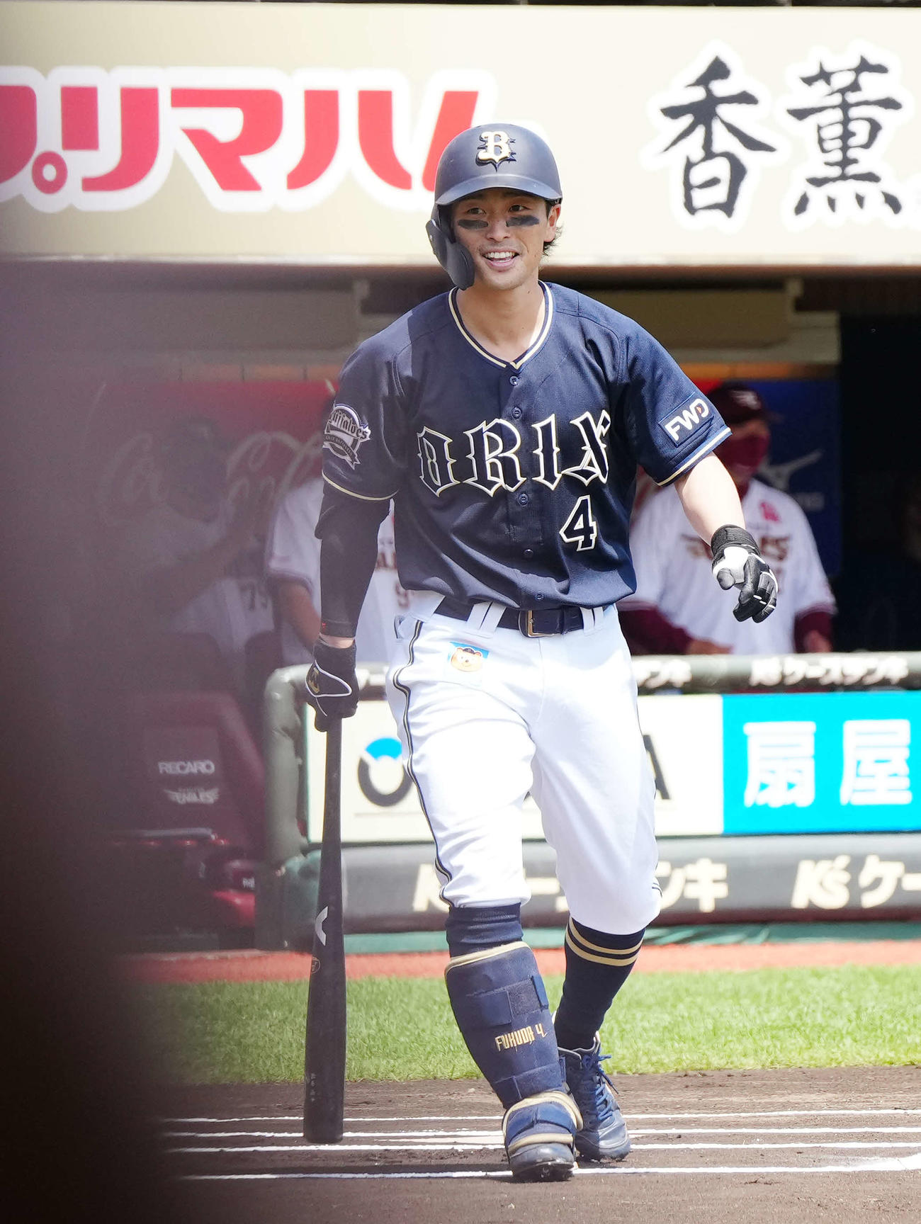 楽天対オリックス　始球式でサンドウィッチマンの伊達みきおが放った球を打ったオリックス福田（撮影・江口和貴）