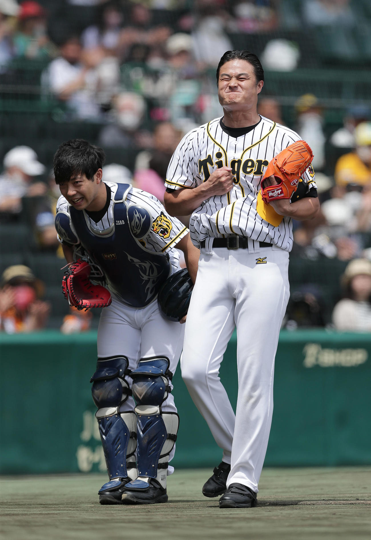 ファーストピッチセレモニーに登場したティモンディの前田（左）と高岸（撮影・前田充）