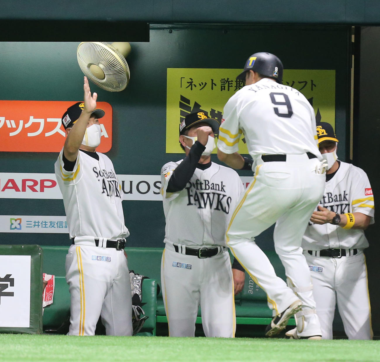 ソフトバンク対日本ハム　5回裏ソフトバンク無死、柳田は本塁打を放ち工藤監督とグータッチをする（撮影・屋方直哉）