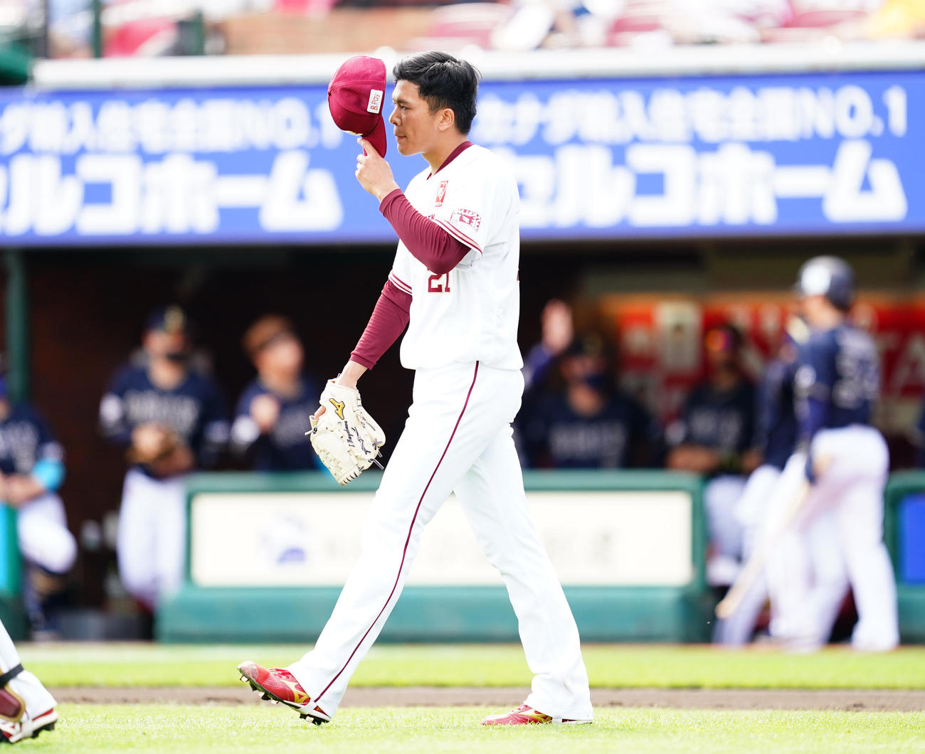楽天対オリックス　6回表オリックス1死二、三塁、モヤに先制の適時打を打たれ、生還した吉田正（右端）を横目に浮かない表情を見せる早川（撮影・菅敏）