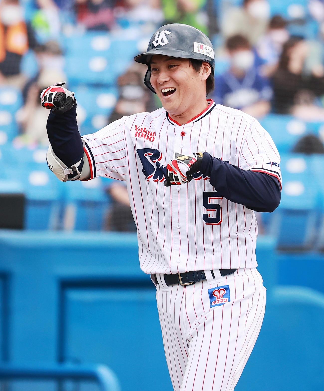 ヤクルト対中日7回裏ヤクルト2死一塁、代打で右越え先制2点本塁打を放ちポーズをとり喜ぶ川端（撮影・野上伸悟）