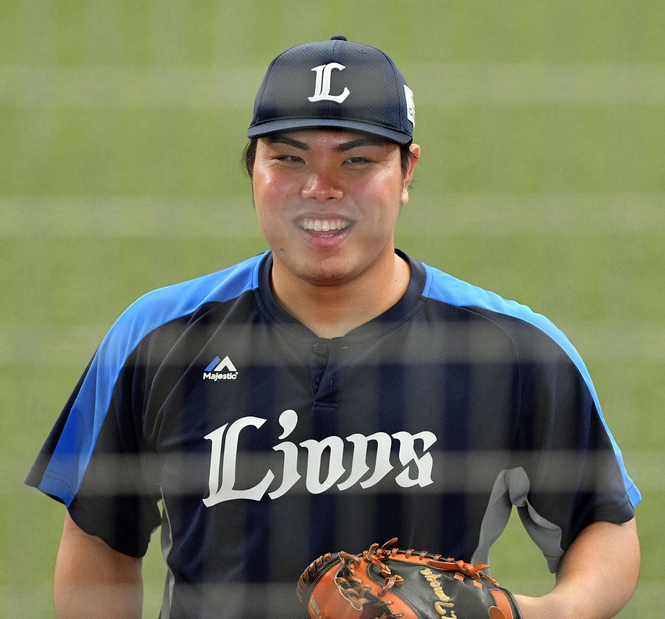 西武対ロッテ　試合前練習で笑顔の西武平良（撮影・滝沢徹郎）