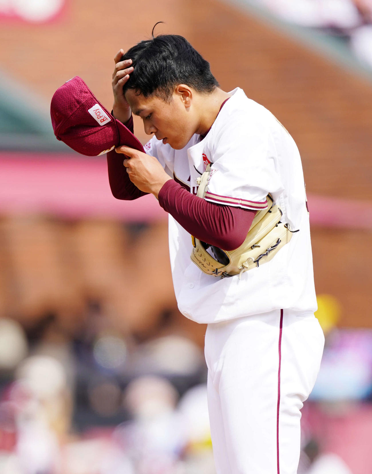 楽天対オリックス　6回表、厳しい表情の楽天先発早川（撮影・江口和貴）