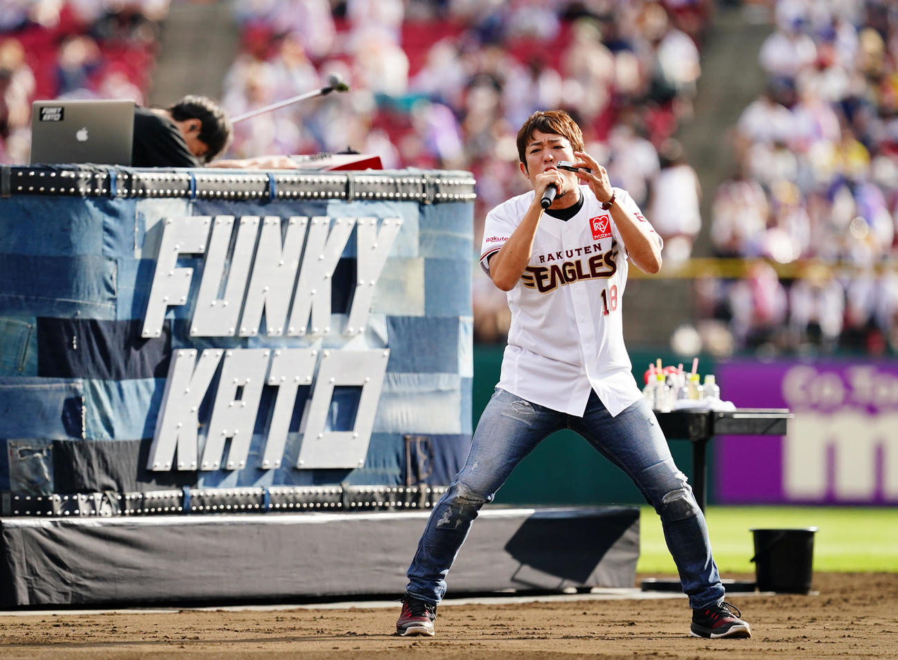 楽天－オリックス戦の試合後にライブをするファンキー加藤（撮影・菅敏）