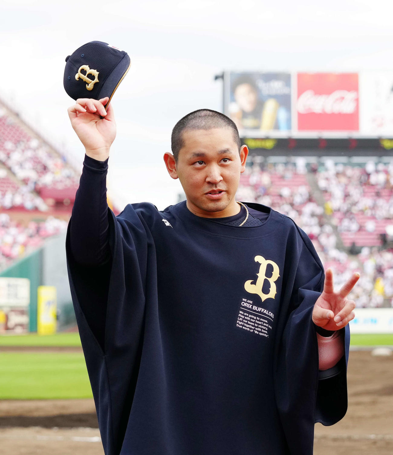 楽天対オリックス　7勝目を挙げファンにあいさつするオリックス先発の宮城（撮影・江口和貴）