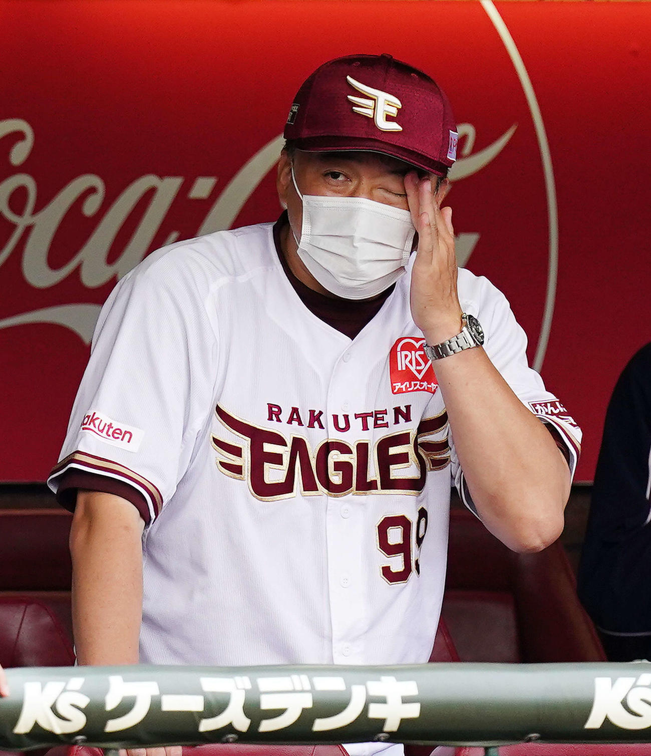 楽天対オリックス　9回裏、ベンチで汗をぬぐう楽天石井GM兼監督（撮影・江口和貴）