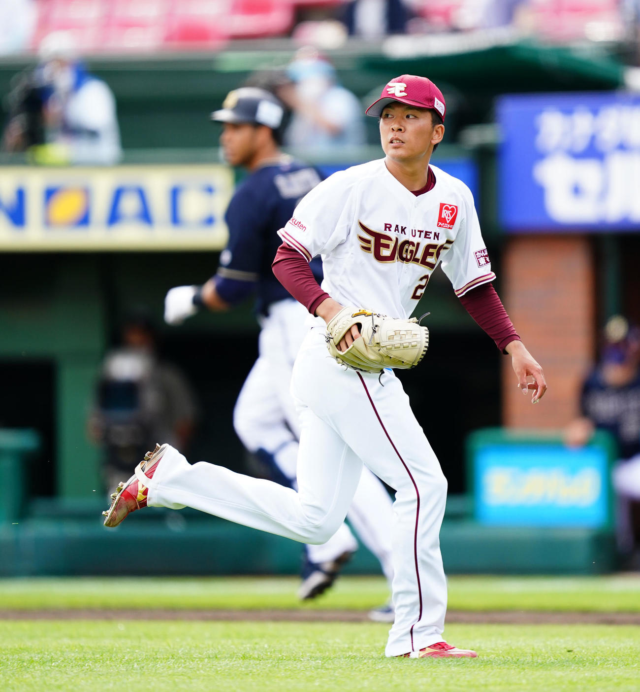 楽天対オリックス　6回表オリックス1死二、三塁、モヤ（左）に先制の適時打を打たれる早川（撮影・菅敏）