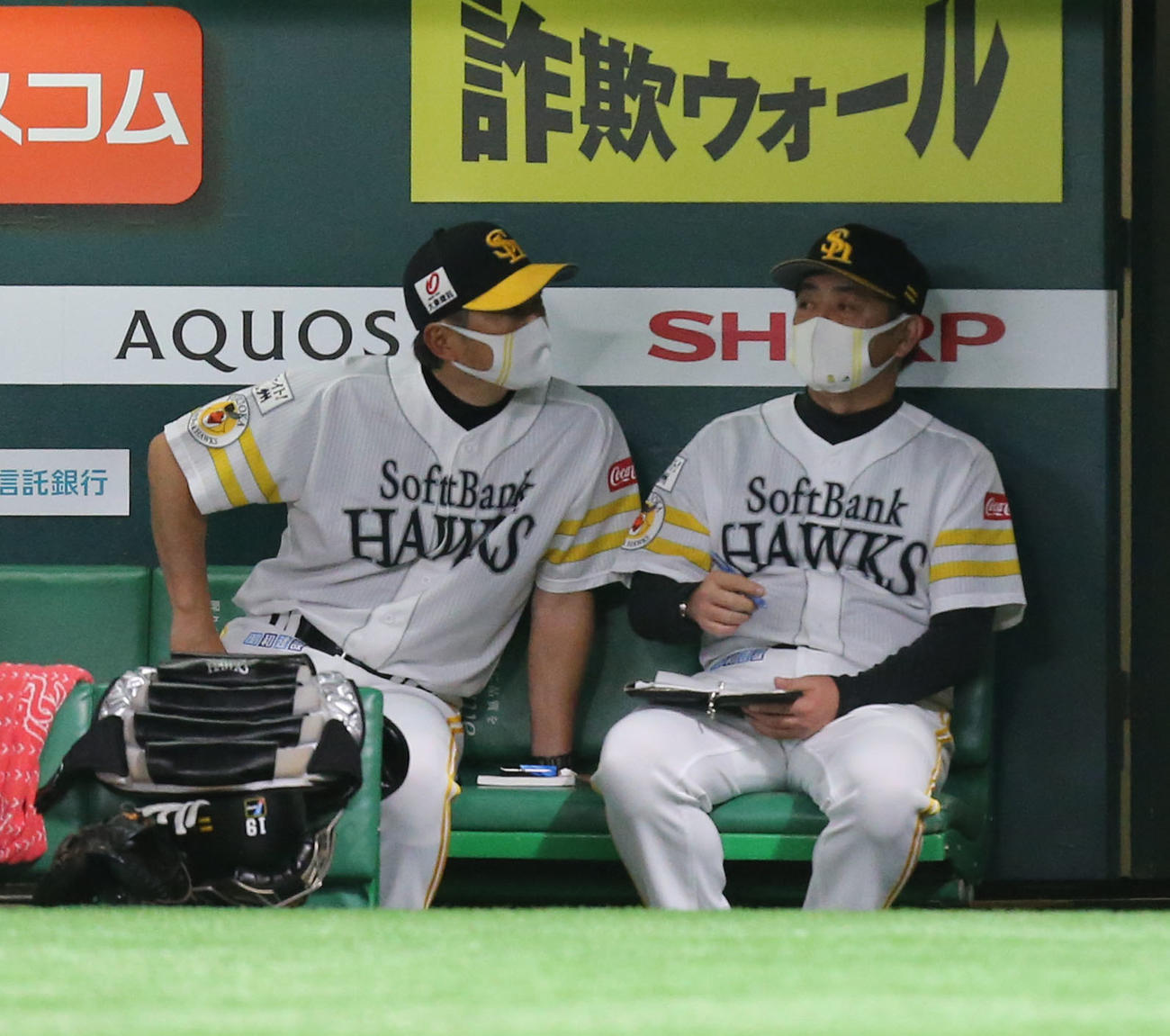 ソフトバンク対日本ハム　8回裏ソフトバンク、小久保ヘッドコーチ（左）と話し合う工藤監督（右）（撮影・屋方直哉）