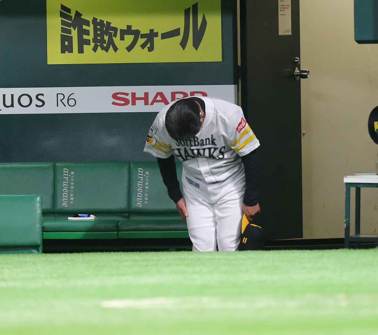 ソフトバンク対日本ハム　試合終了後、球場に一礼をする工藤監督（撮影・屋方直哉）