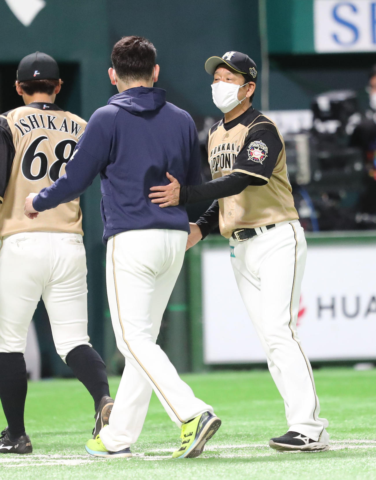 ソフトバンク対日本ハム　8回まで力投した先発の加藤貴之をねぎらう栗山英樹監督（撮影・梅根麻紀）