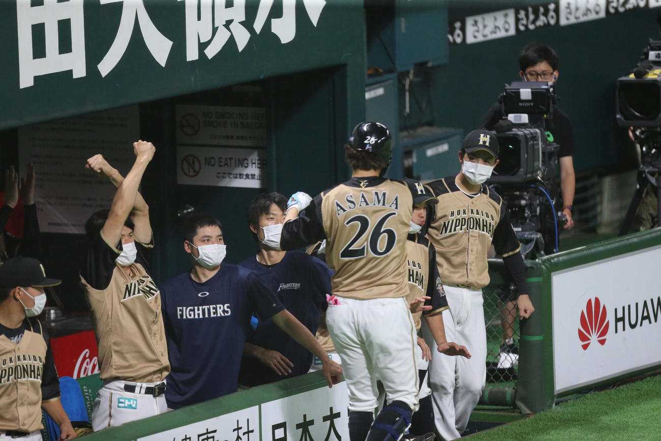 ソフトバンク対日本ハム　1回表日本ハム無死、浅間は右越えの先頭打者本塁打を放ちナインとハイタッチをする（撮影・屋方直哉）