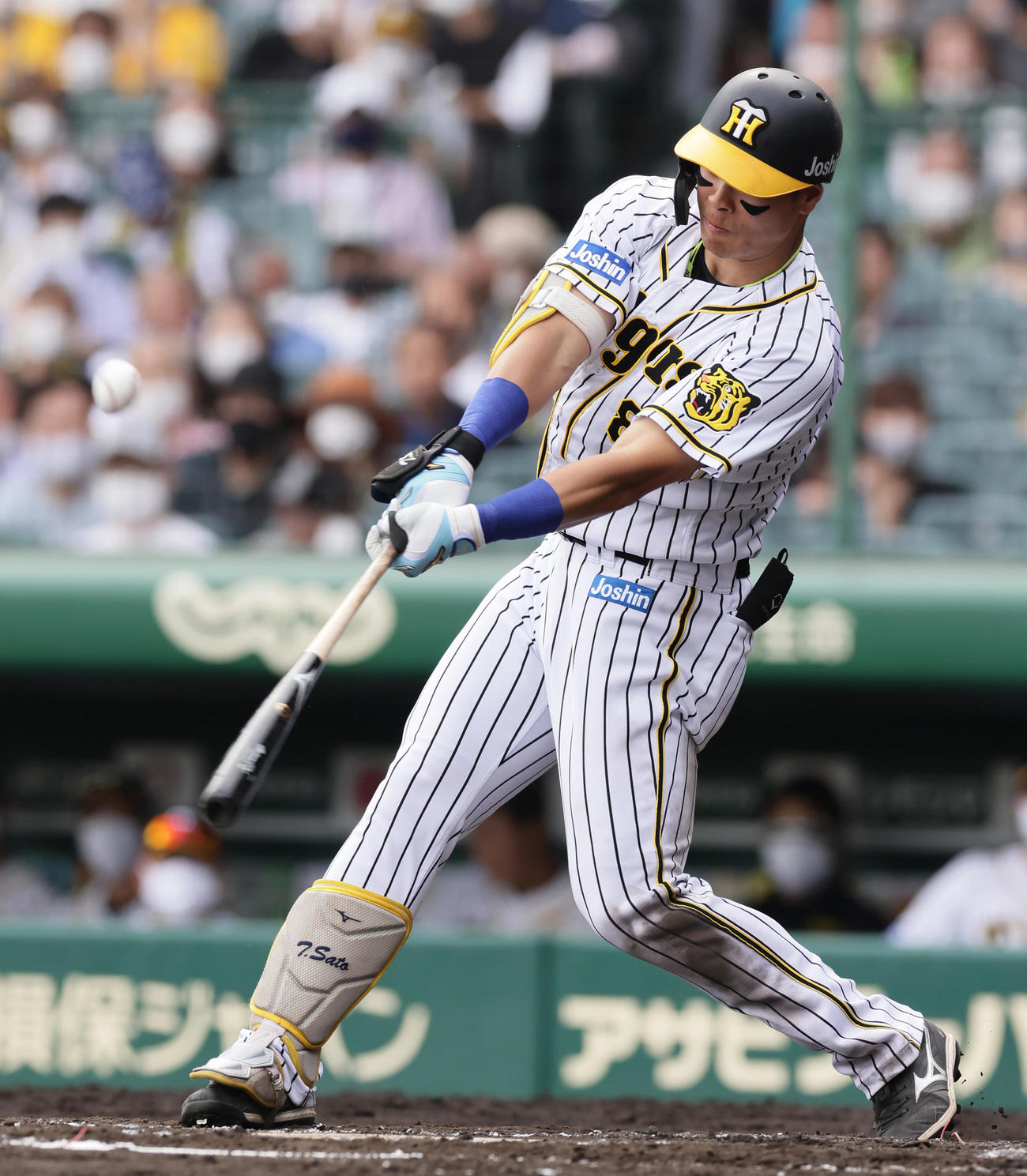 阪神対巨人　6回裏阪神2死、左越え本塁打を放つ佐藤輝明（撮影・足立雅史）