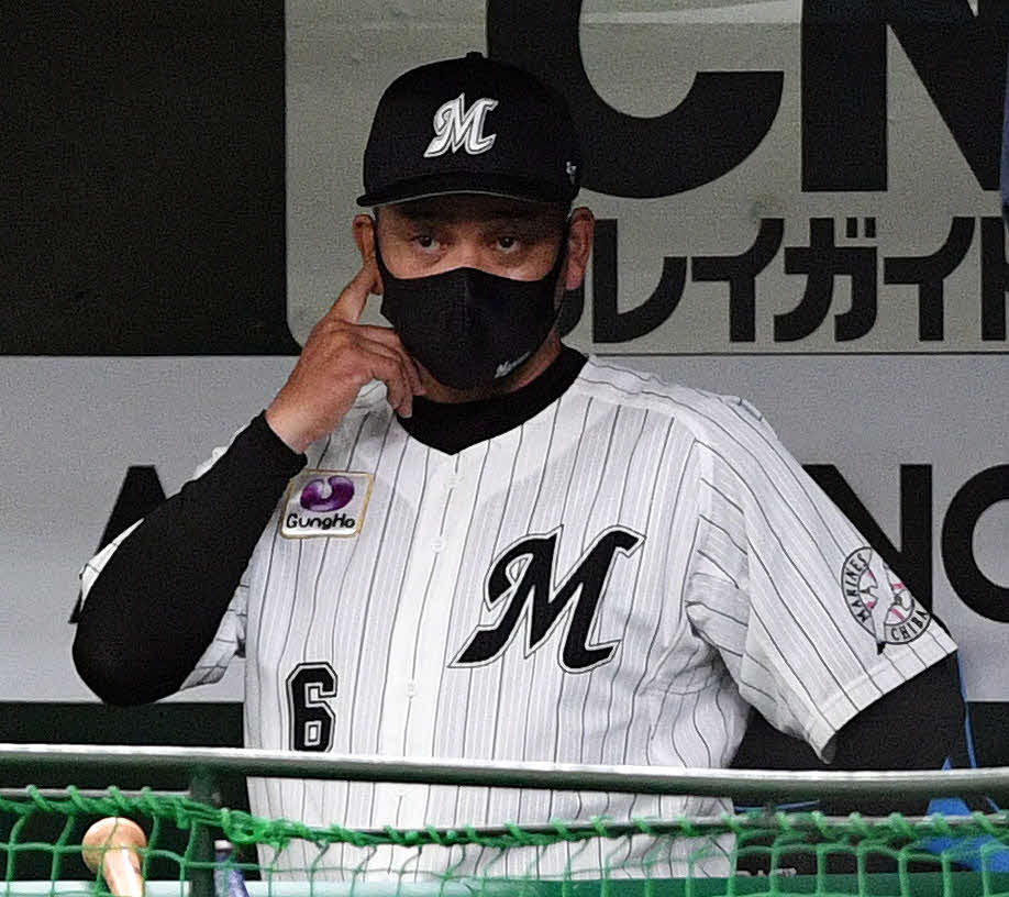 西武対ロッテ　戦況を見つめるロッテ井口監督（撮影・滝沢徹郎）