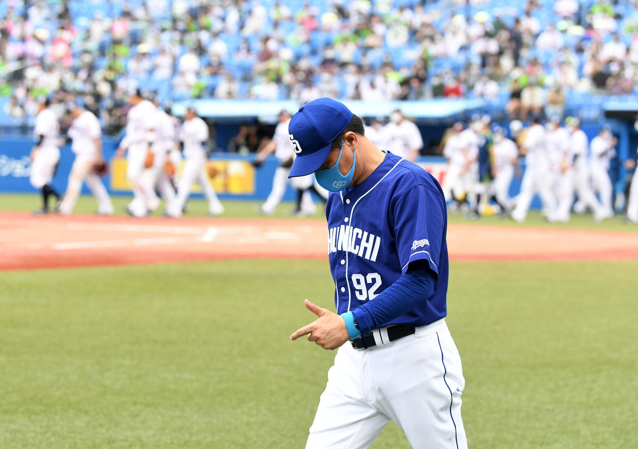 ヤクルト対中日　ヤクルトに敗れ球場を後にする中日与田監督（撮影・横山健太）