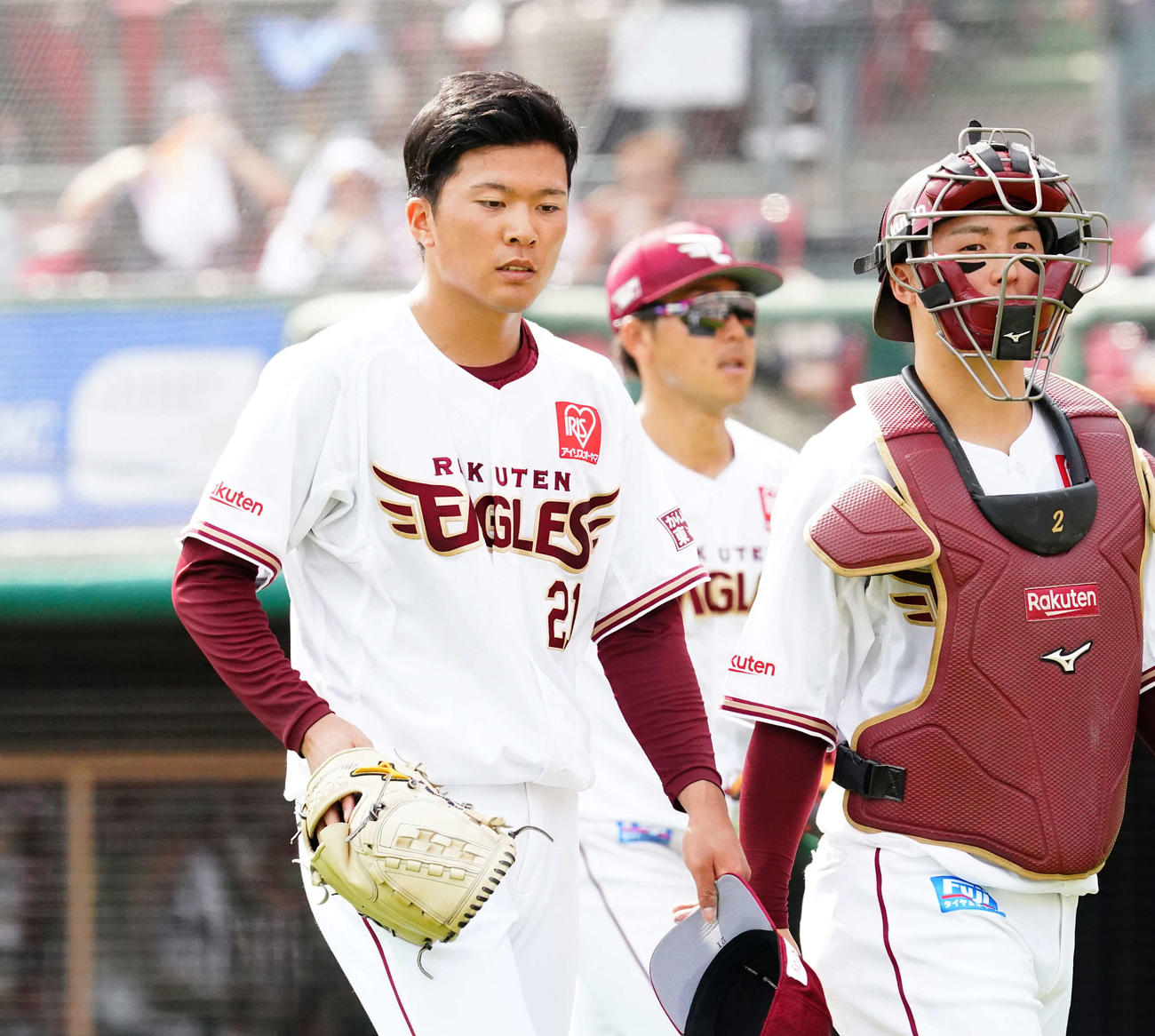楽天対オリックス　6回を終えベンチに戻る楽天早川（左）（撮影・菅敏）