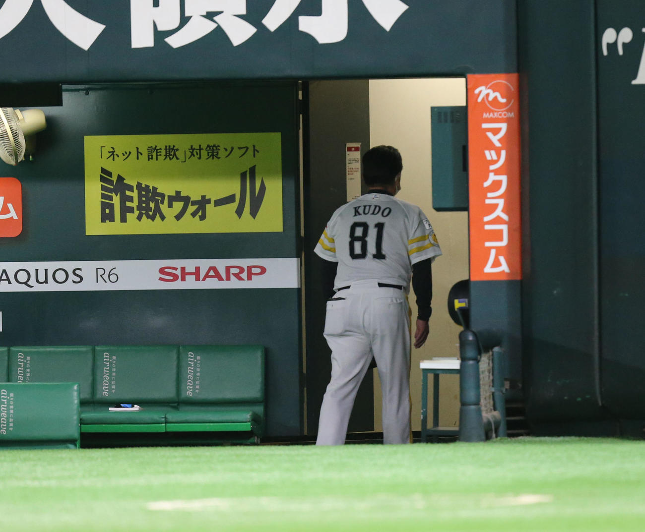 ソフトバンク対日本ハム　試合終了後、球場から引き上げる工藤監督（撮影・屋方直哉）