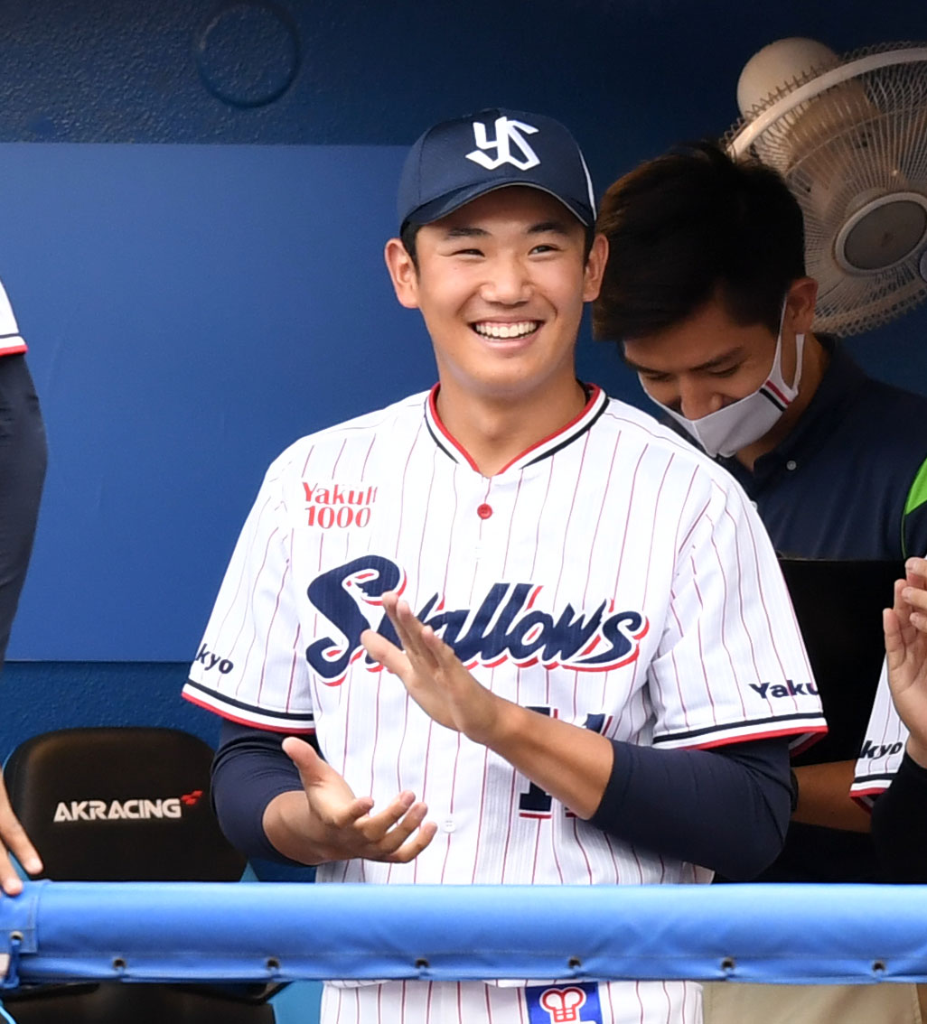 ヤクルト対中日　自身3勝目をあげ笑顔を見せる奥川（撮影・横山健太）