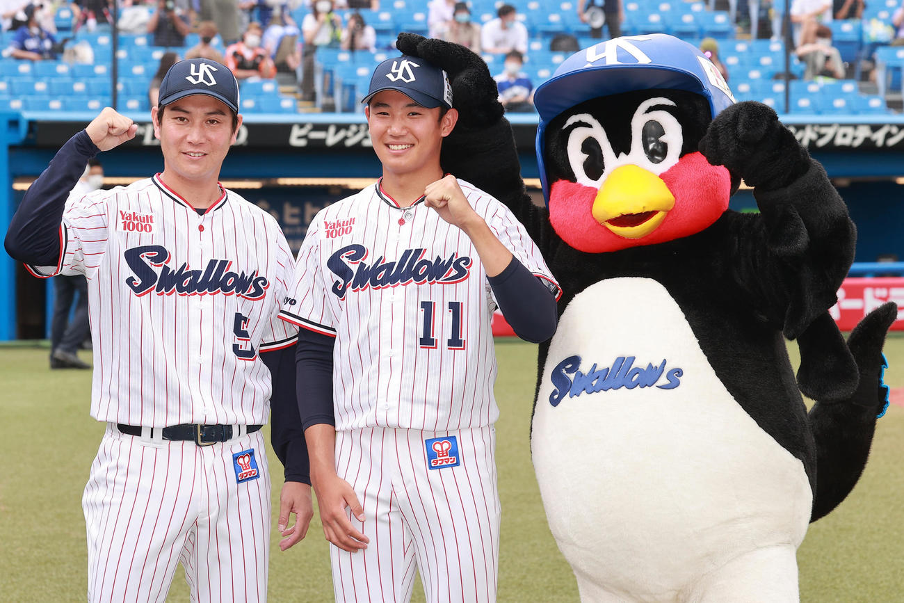 ヤクルト対中日　つば九郎（右）と笑顔でポーズをとる左からヤクルト川端、奥川（撮影・野上伸悟）