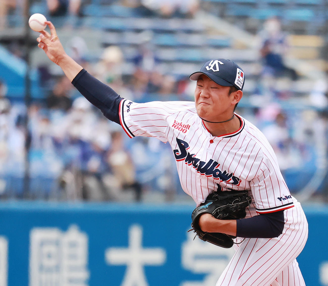 ヤクルト対中日　力投するヤクルト先発の奥川（撮影・野上伸悟）