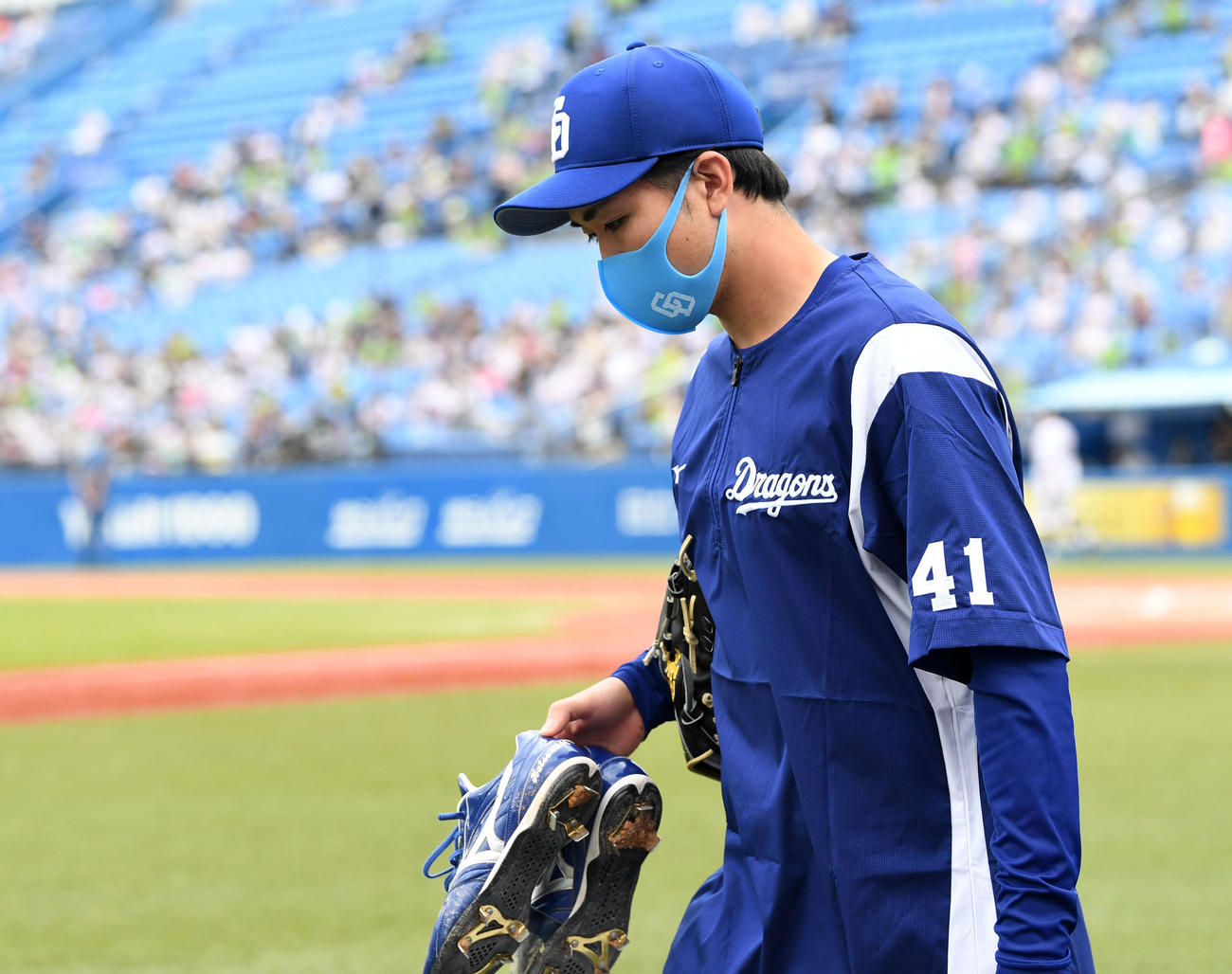 ヤクルト対中日　ヤクルトに敗れ球場を後にする中日勝野（撮影・横山健太）