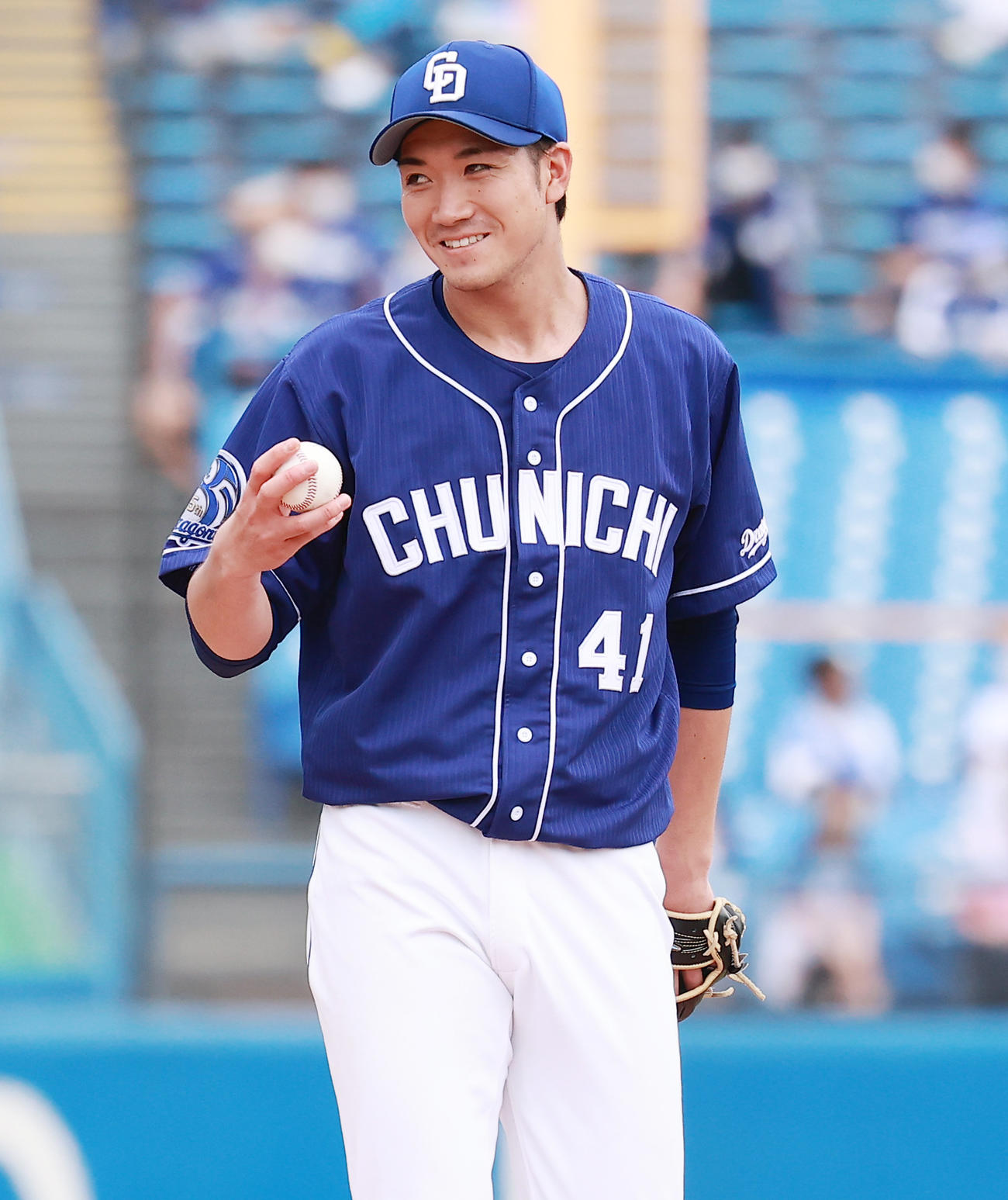 ヤクルト対中日　7回裏ヤクルト2死、代打宮本に初安打を許し苦笑いする勝野（撮影・野上伸悟）