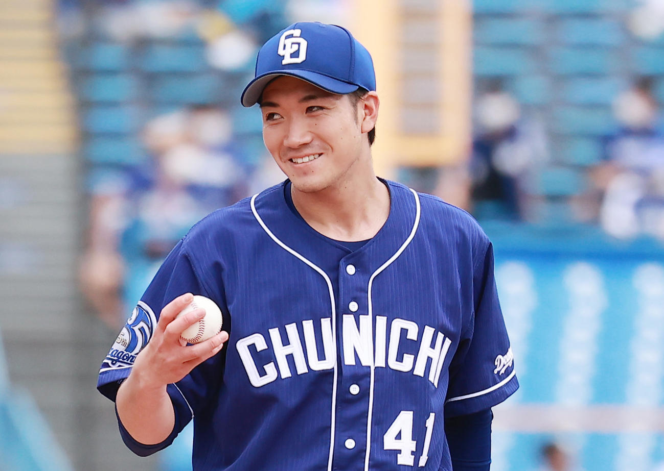 ヤクルト対中日　7回裏ヤクルト2死、代打宮本に初安打を許し苦笑いする勝野（撮影・野上伸悟）