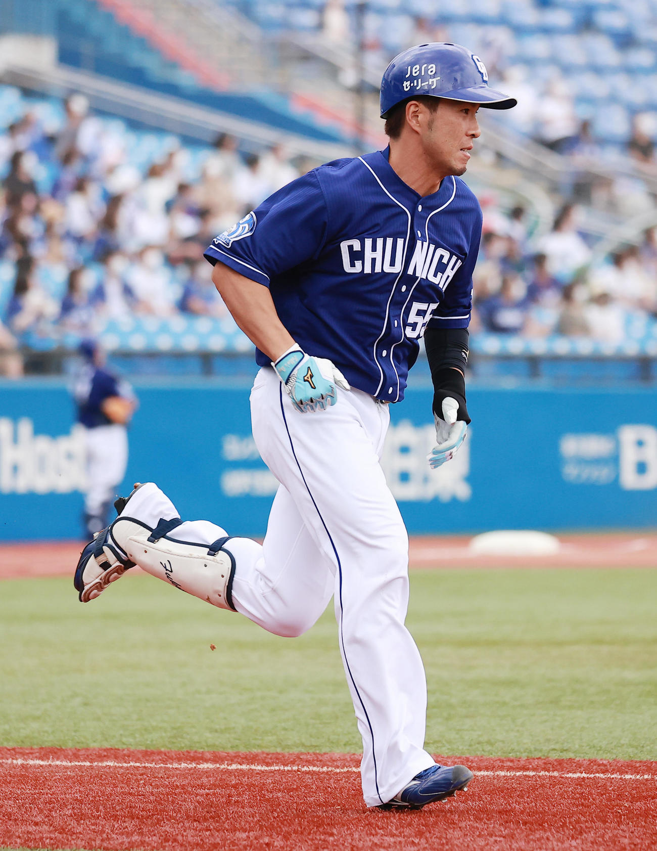 ヤクルト対中日　8回表中日無死、左越え本塁打を放つ福田（撮影・野上伸悟）