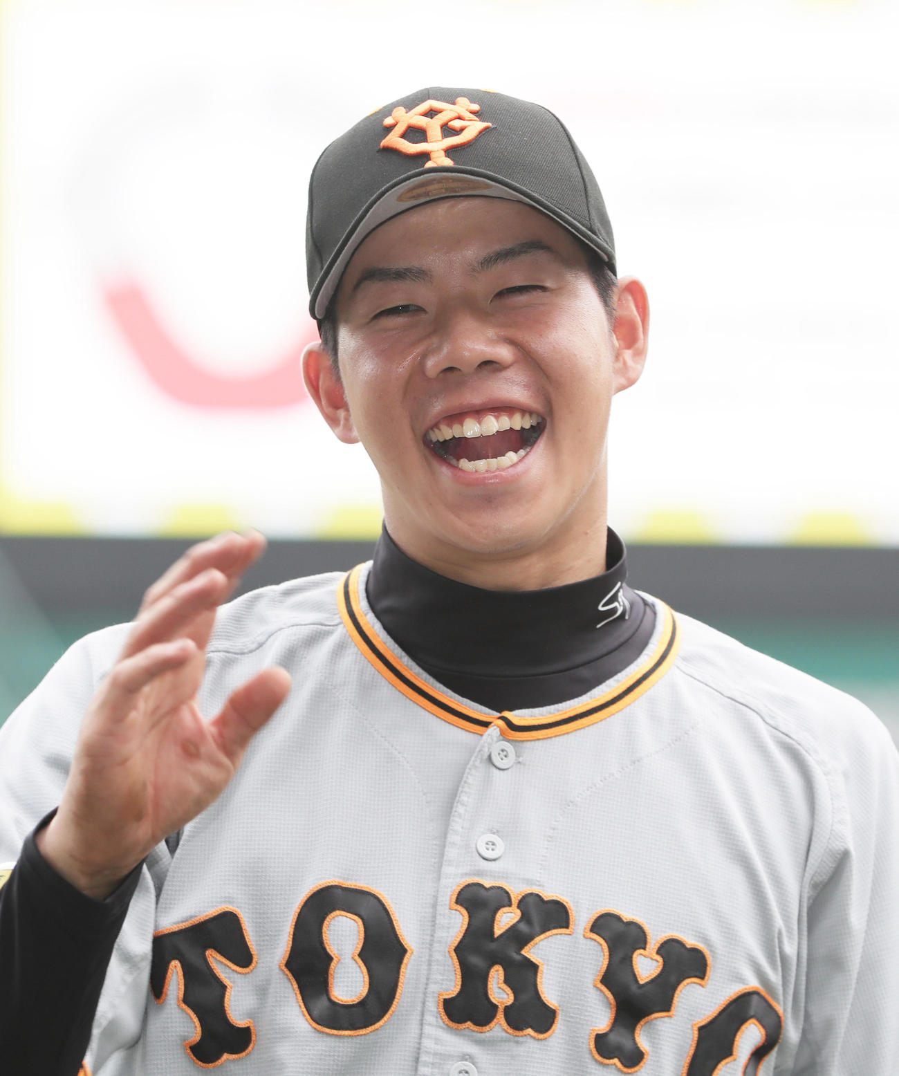 阪神対巨人　カメラマンからの「キュンポーズ」のリクエストを笑顔で断る巨人松原（撮影・足立雅史）