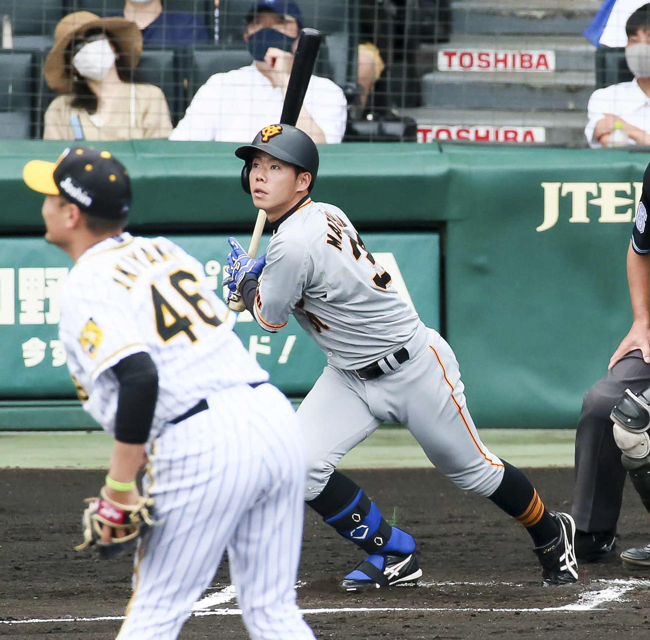 阪神対巨人　6回表巨人1死一塁、松原は右越え先制2点本塁打を放つ（撮影・上山淳一）