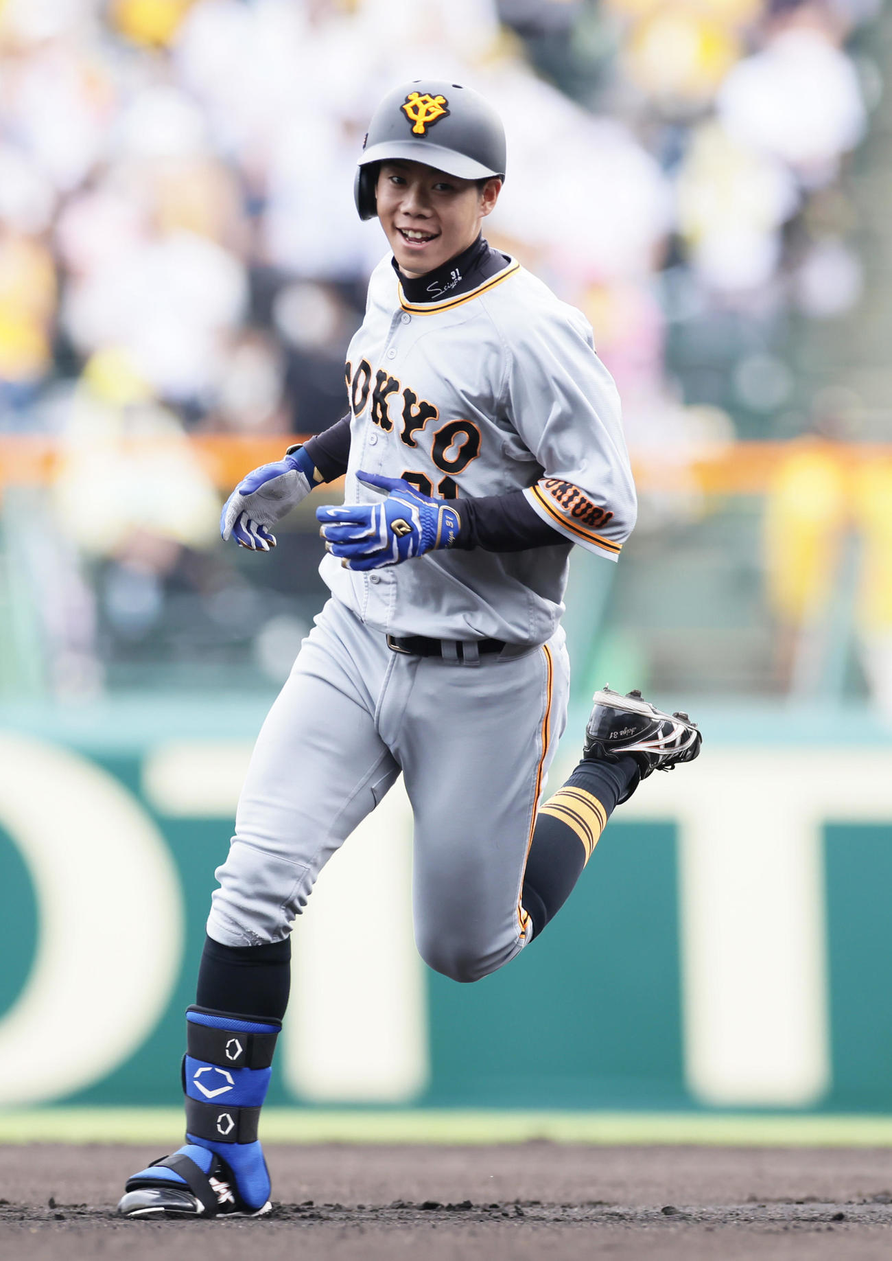 阪神対巨人　6回表巨人1死一塁、右越え2点本塁打を放ち笑顔を見せる松原（撮影・足立雅史）
