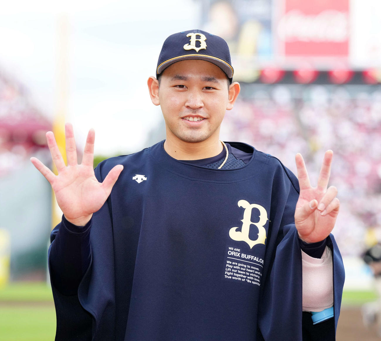 楽天対オリックス　8回5安打無失点で7勝目を挙げたオリックス宮城は「7」のポーズで笑顔を見せる（撮影・江口和貴）