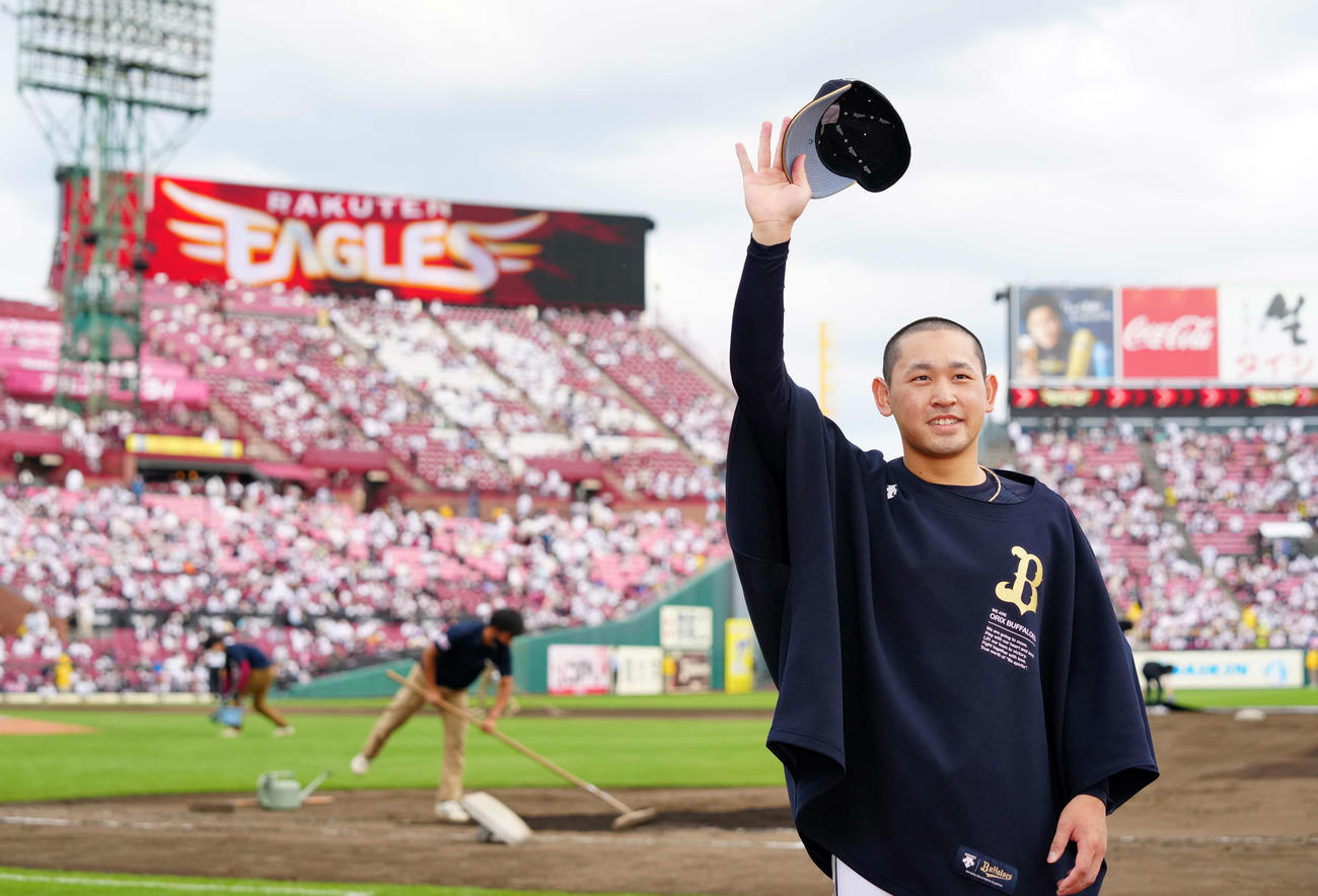 楽天対オリックス　7勝目を挙げファンにあいさつするオリックス宮城（撮影・江口和貴）