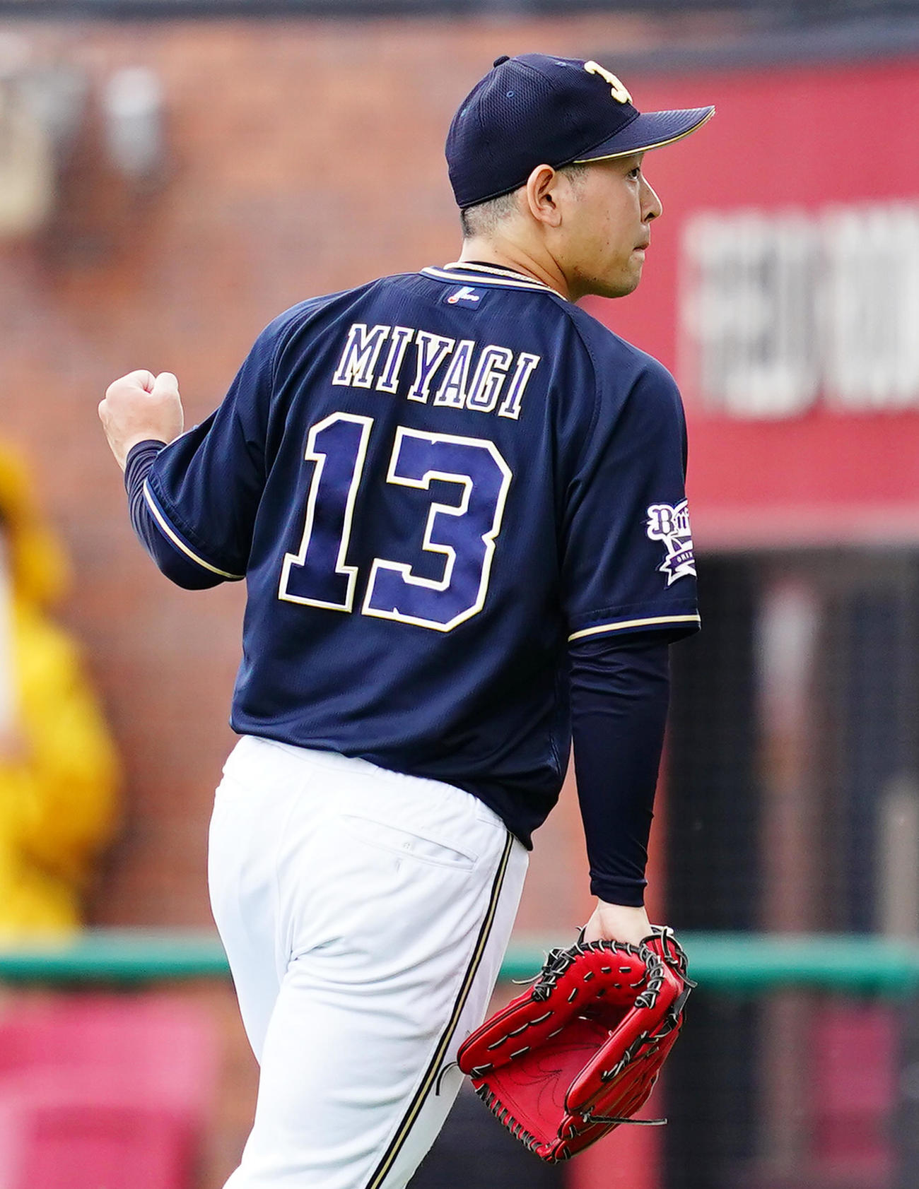 楽天対オリックス　8回裏楽天2死一、二塁、鈴木大を二ゴロに仕留め、ガッツポーズを見せる宮城（撮影・菅敏）