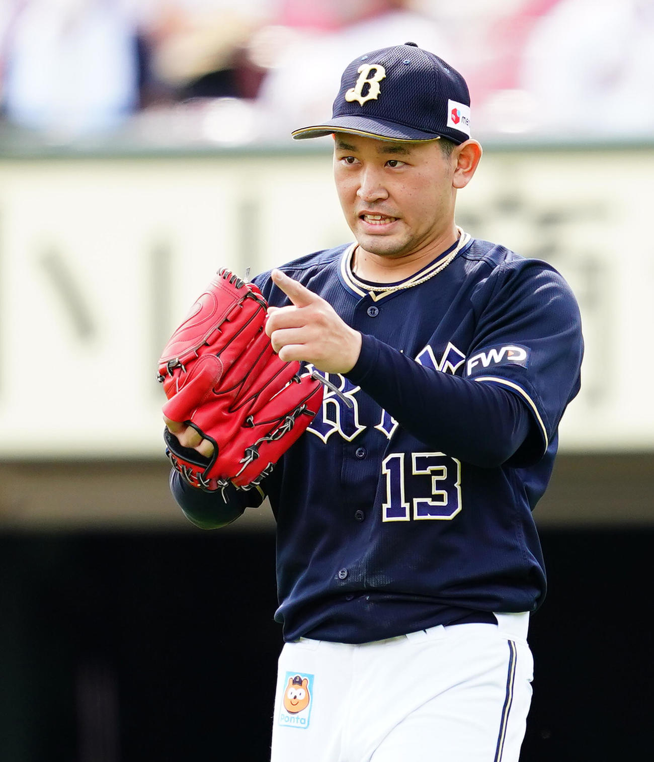 楽天対オリックス　5回裏楽天2死一塁、太田を三ゴロに仕留め、ナインを指さす宮城（撮影・菅敏）