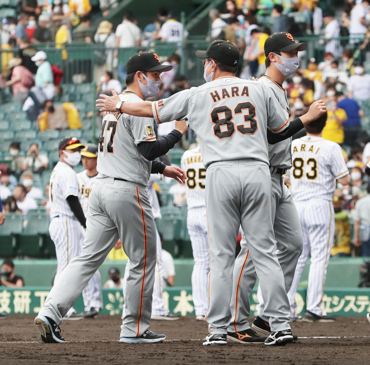 阪神対巨人　5回無失点で勝利を挙げた巨人高橋（左）をねぎらう原監督（撮影・足立雅史）