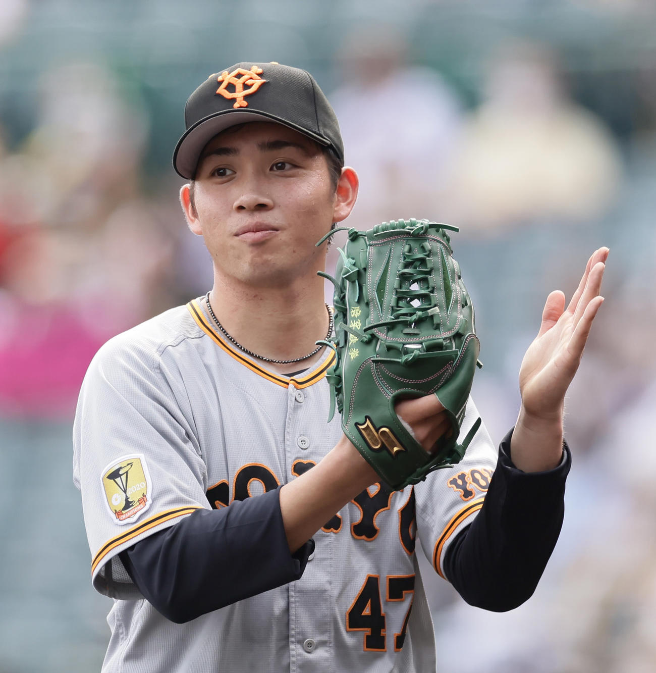 阪神対巨人　2回裏阪神2死、梅野の打球に遊撃手坂本が好守備を見せグラブをたたく高橋（撮影・足立雅史）