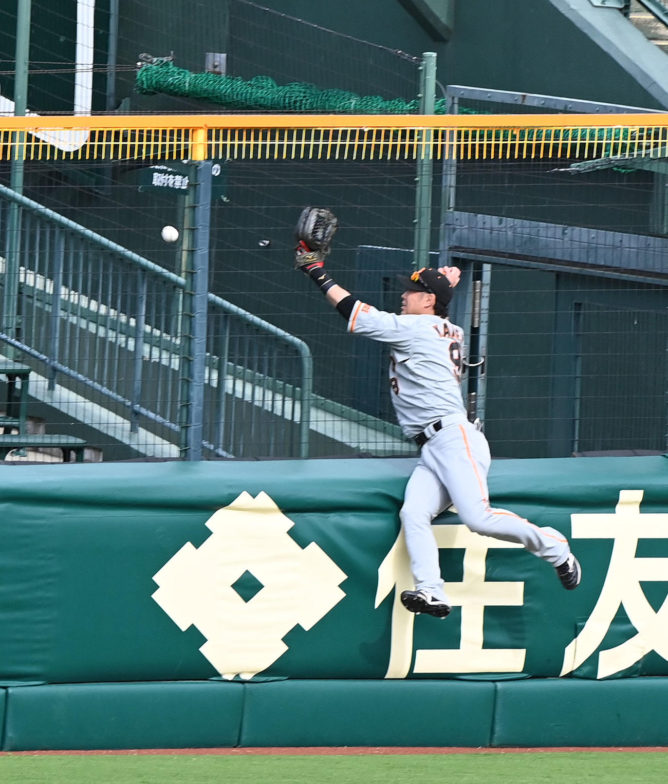 阪神対巨人　6回裏阪神2死、佐藤輝の着弾点左越え本塁打（撮影・前岡正明）