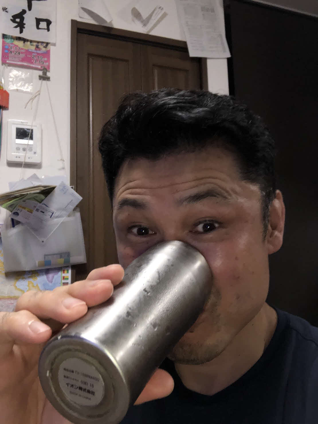 佐藤輝の父博信さんはプレゼントされたタンブラーを愛用する（博信さん提供）